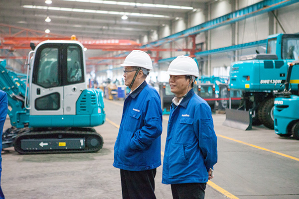 喜讯：bti体育智能朱建新荣获《长沙年鉴》2015年度十大人物奖