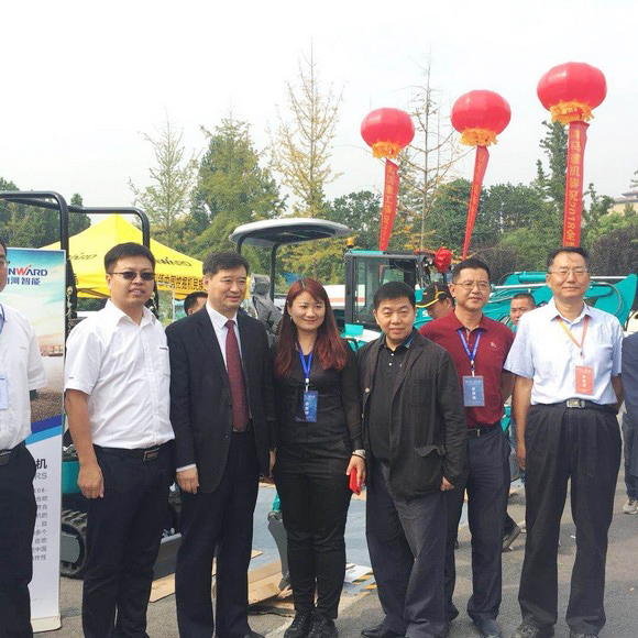 “超美微挖”现身2018微挖峰会，bti体育智能微挖出口过万台