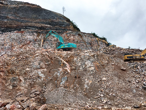 看石场风浪若何演绎？bti体育智能矿山战神SWE470E大型挖掘机一锤定音！