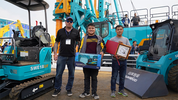 不服来战！bti体育智能展台有大礼等你拿