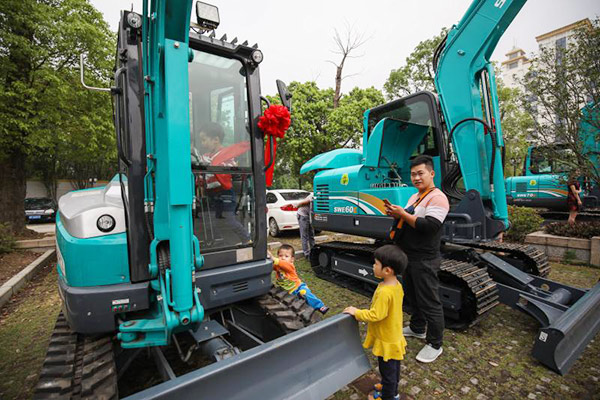 红四月，bti体育智能挖掘机促销会节节攀升