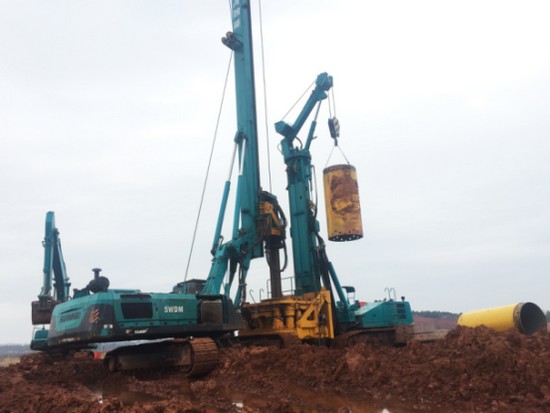 喜讯！bti体育智能SWRC170自行式全回转全套管钻机获湖南省首台(套)沉大技术设备产品嘉奖！