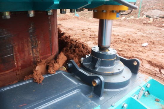 喜讯！bti体育智能SWRC170自行式全回转全套管钻机获湖南省首台(套)沉大技术设备产品嘉奖！