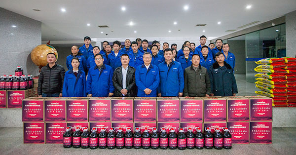 温暖！bti体育智能2017年春节慰问40名难题职工