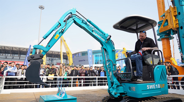 不服来战！bti体育智能展台有大礼等你拿