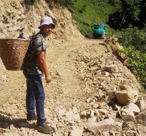 他们，用幼幼背篓背出bti体育大情怀