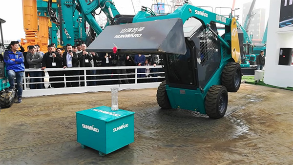 不服来战！bti体育智能展台有大礼等你拿