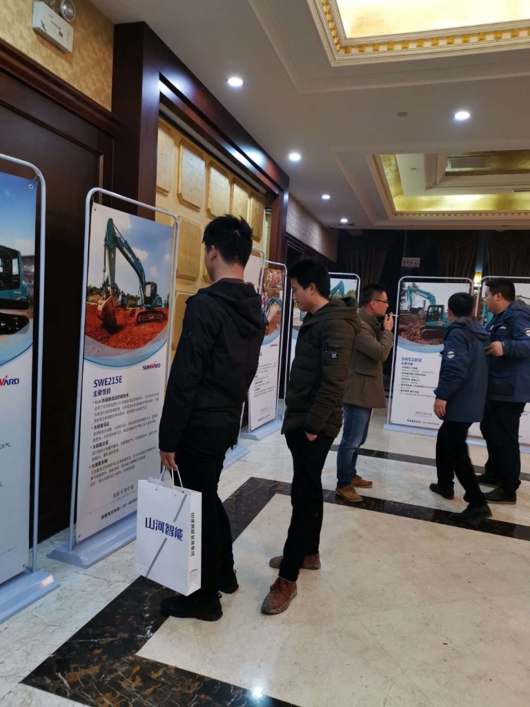 订货会场锦旗飘飘，客户称买挖机就买bti体育智能