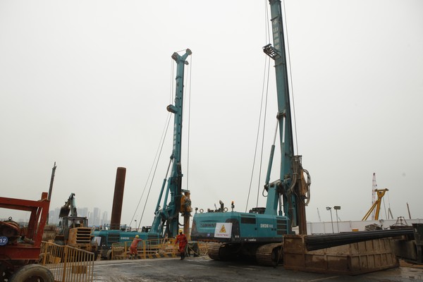 地铁咬合桩施工必备利器--bti体育智能旋挖钻机