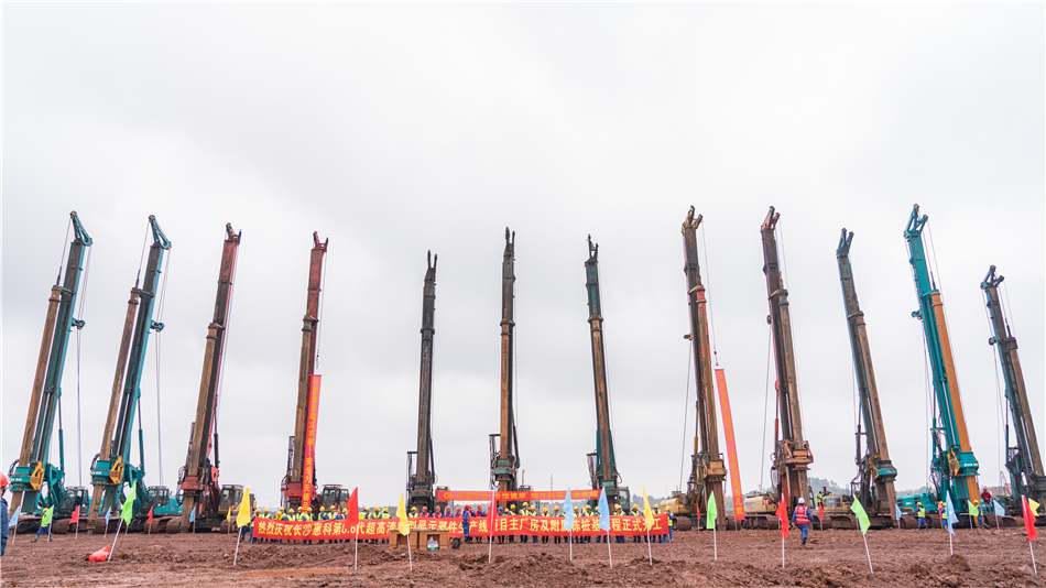 bti体育旋挖开挖全球首条8.6代OLED面板出产线主厂房第一桩