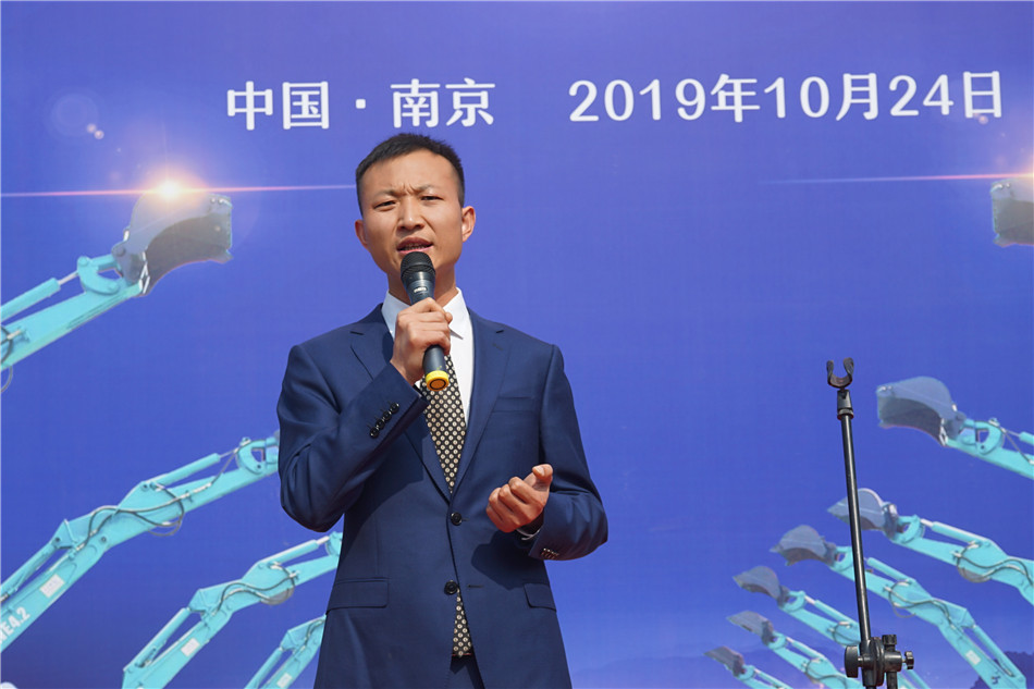 服役15年，超过20000幼时！元老级挖机接“回家”！