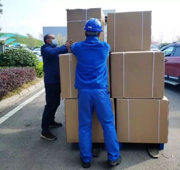 用餐安全有新招，bti体育智能4000个保温饭盒送员工