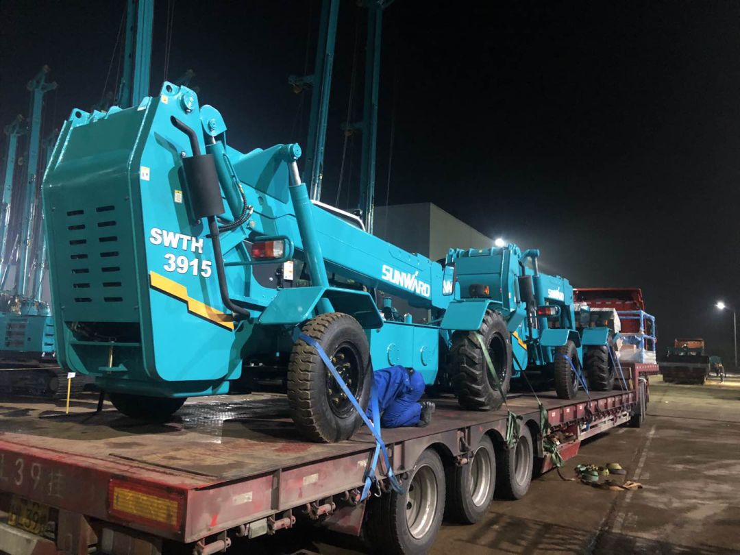 突破疫情困境！bti体育智能伸缩臂叉装车批量发往“中非宝石”