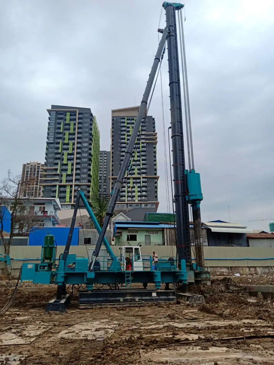 柬埔寨首台三轴陆续墙钻机正式施工