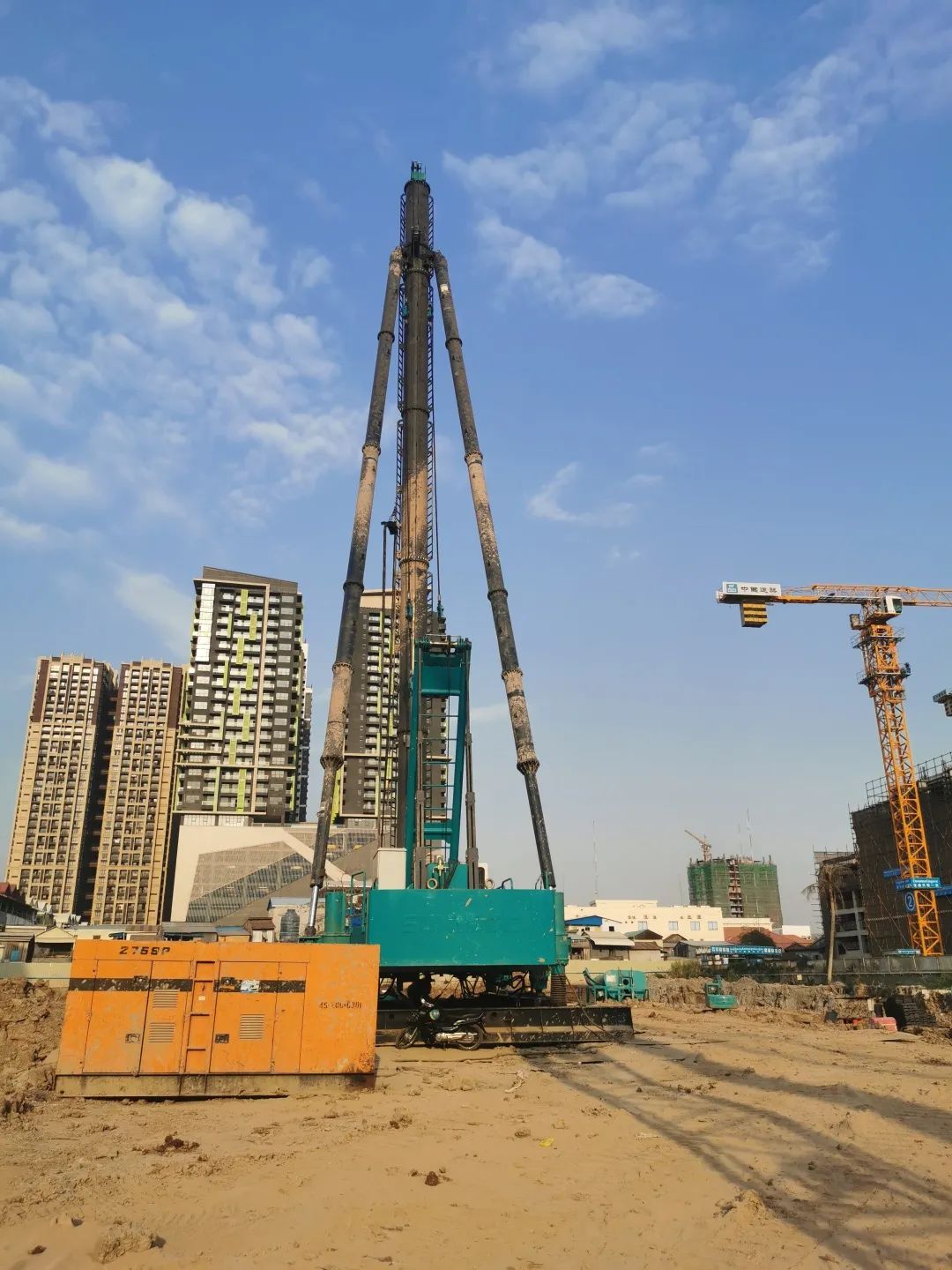 柬埔寨首台三轴陆续墙钻机正式施工