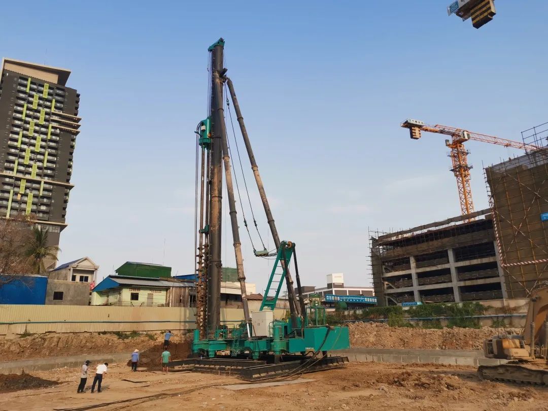 柬埔寨首台三轴陆续墙钻机正式施工