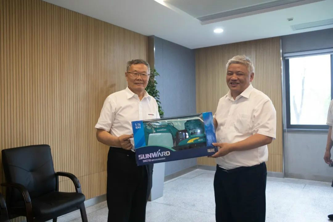 湖南黄金集团董事长黄启富一行调查bti体育智能