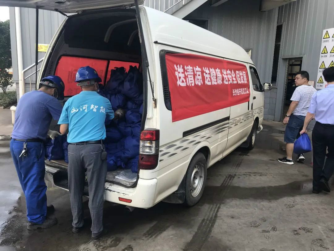 夏季炎炎送清冷，区总关切暖人心