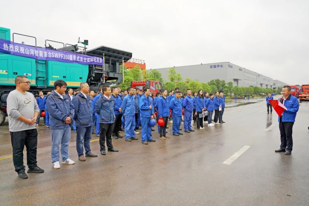 bti体育智能首台履带式回击破碎站发货