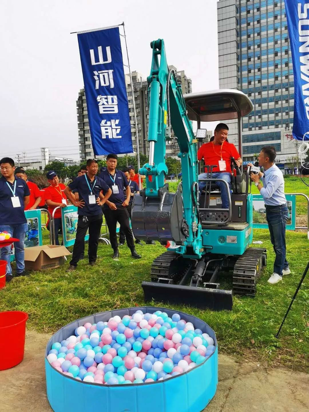 2020全球微挖大会 bti体育智能精品微挖赢得满堂彩