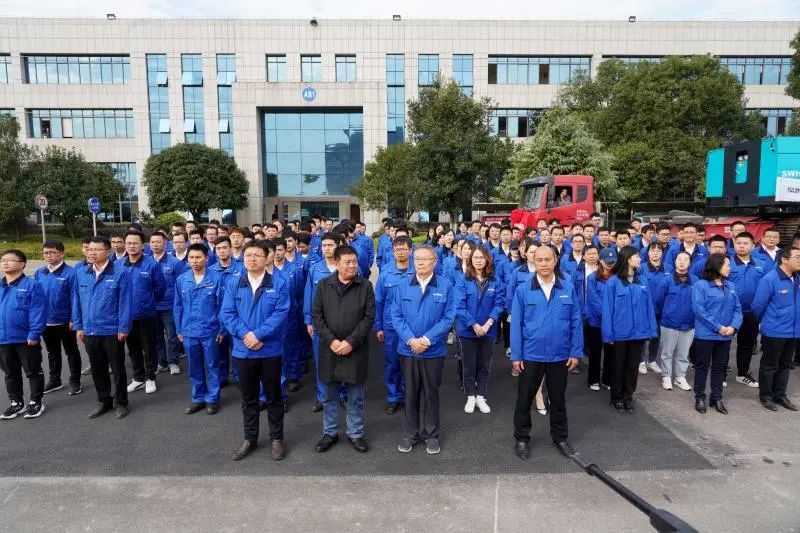 bti体育智能首台SWHG70陆续墙液压抓斗顺利交机