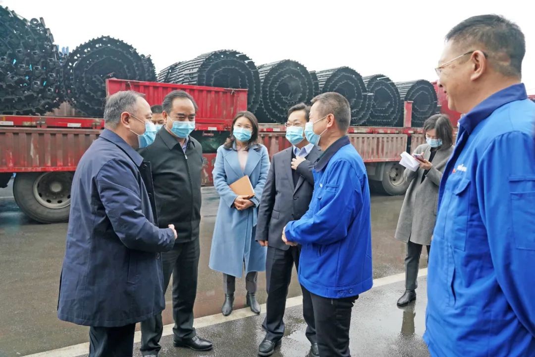 张庆红慰问bti体育智能难题党员