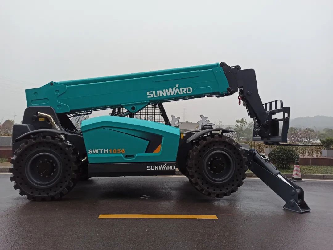 bti体育智能SWTH1056伸缩臂叉装车新机下线