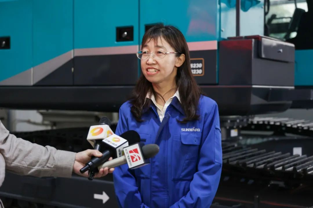 全国首台！bti体育智能SWE240FED电动智能挖掘机下线