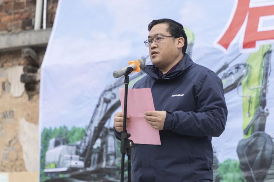 校企合作精准扶贫，产教融合振兴村落 | bti体育智能向合作院校对口扶贫点捐赠挖掘机