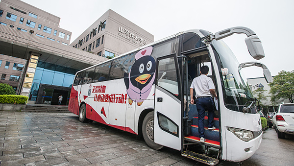 bti体育智能百余员工 冒雨争相献血