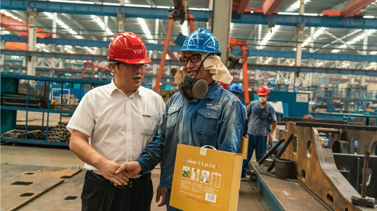 万力集团“送清冷”活动，慰问一线员工