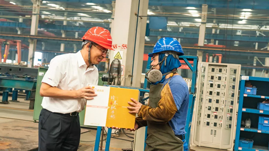 万力集团“送清冷”活动，慰问一线员工