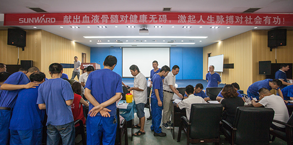 bti体育智能百余员工 冒雨争相献血