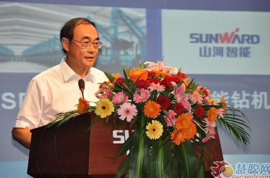 慧聪网——bti体育智能双动力头强力多职能钻机工法钻研会进行