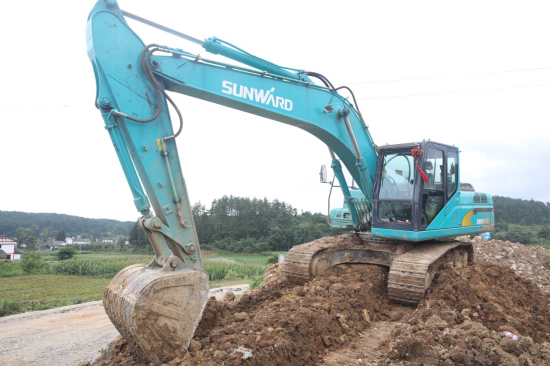 六年六台挖机 邓老板是个“bti体育迷”