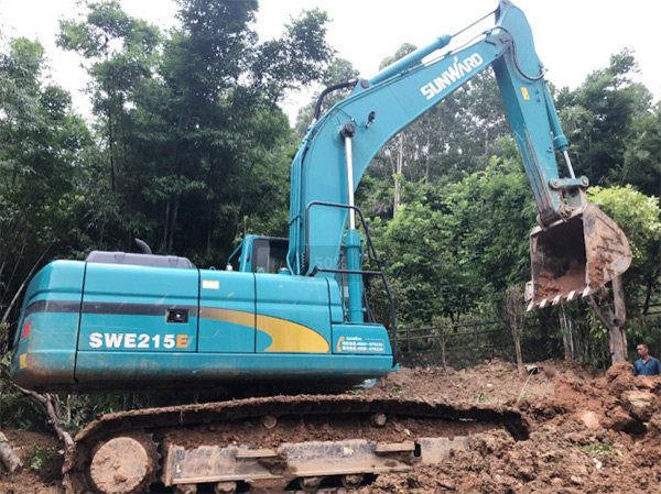 bti体育智能SWE 215E挖掘机是他的左膀右臂！