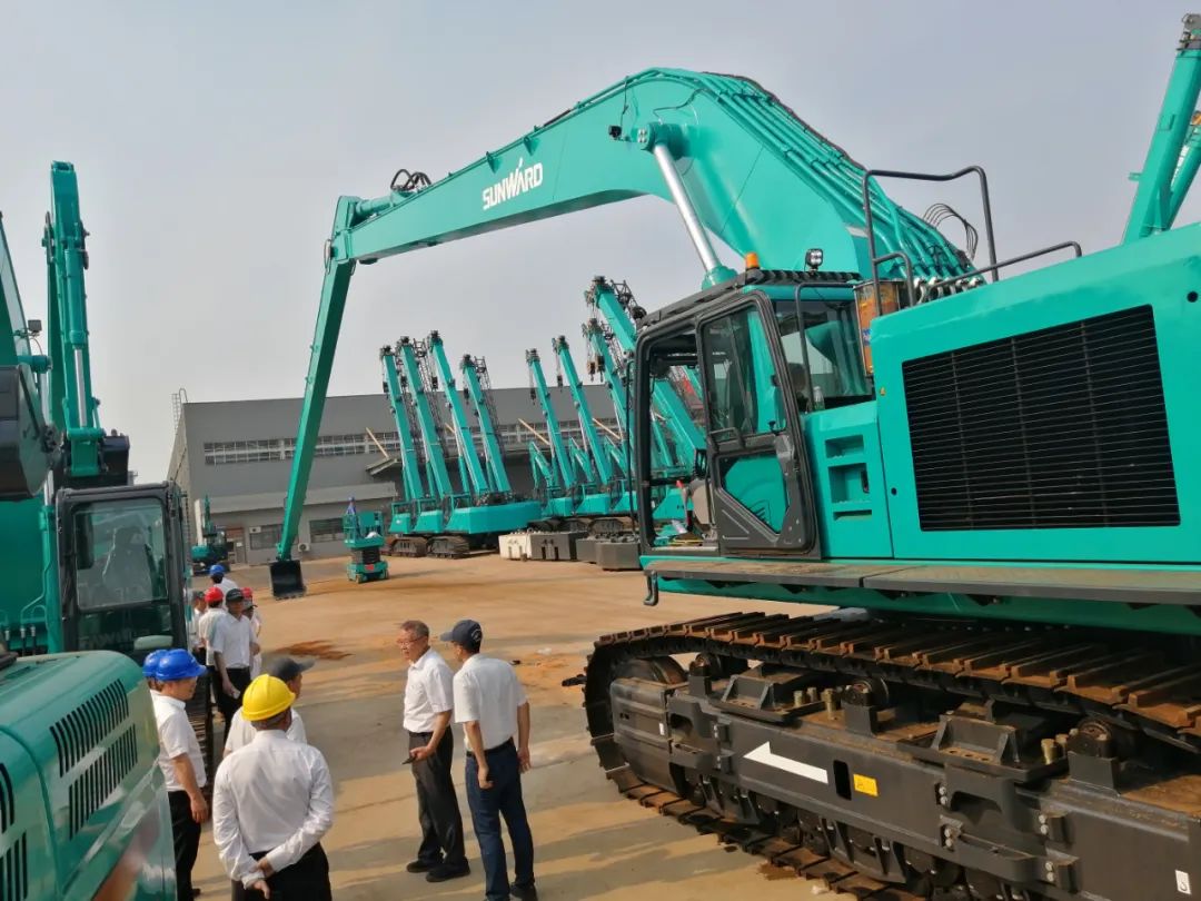 挖深全球第一！bti体育智能加长臂液压挖掘机SWE950ELR出口南美