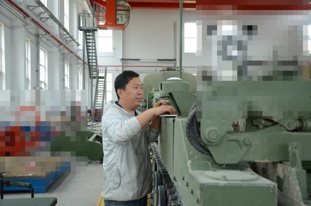 致敬！战斗在风沙中的特种设备团队