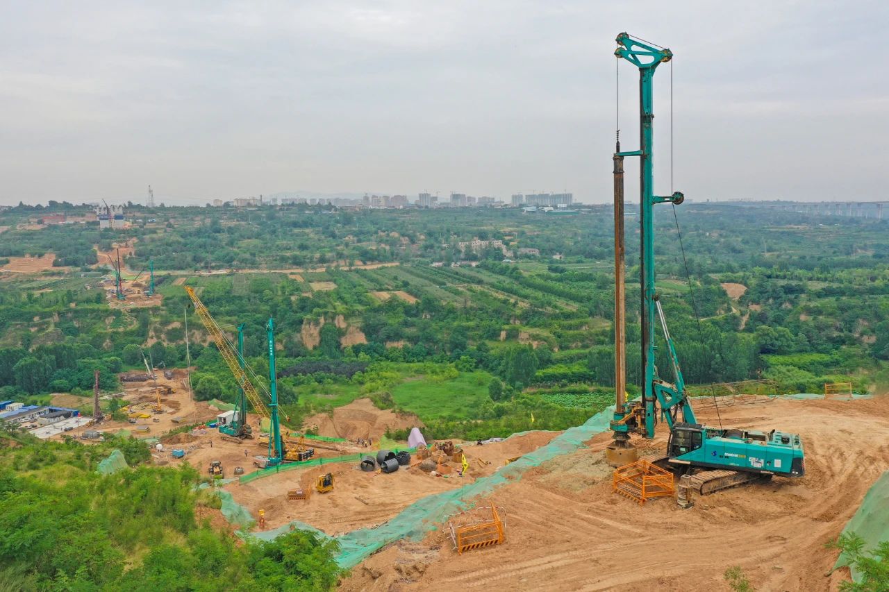 天堑施工，玉皇阁二号特大桥桩基主力军是bti体育智能旋挖钻机 | 百年风华筑锦绣bti体育（3）