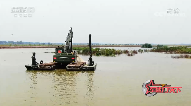 水陆两用挖掘机亮相央视！bti体育智能应急接济“虎将”出战