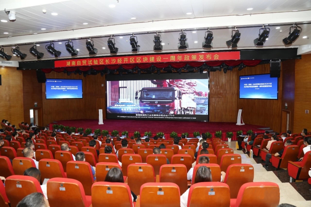 携手长沙经开区，bti体育智能索求工程机械二手设备出口