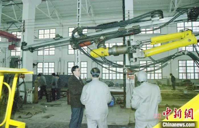 媒体聚焦 | 中新社专访——bti体育智能首创人何清华：向着太阳驰骋的筑梦人