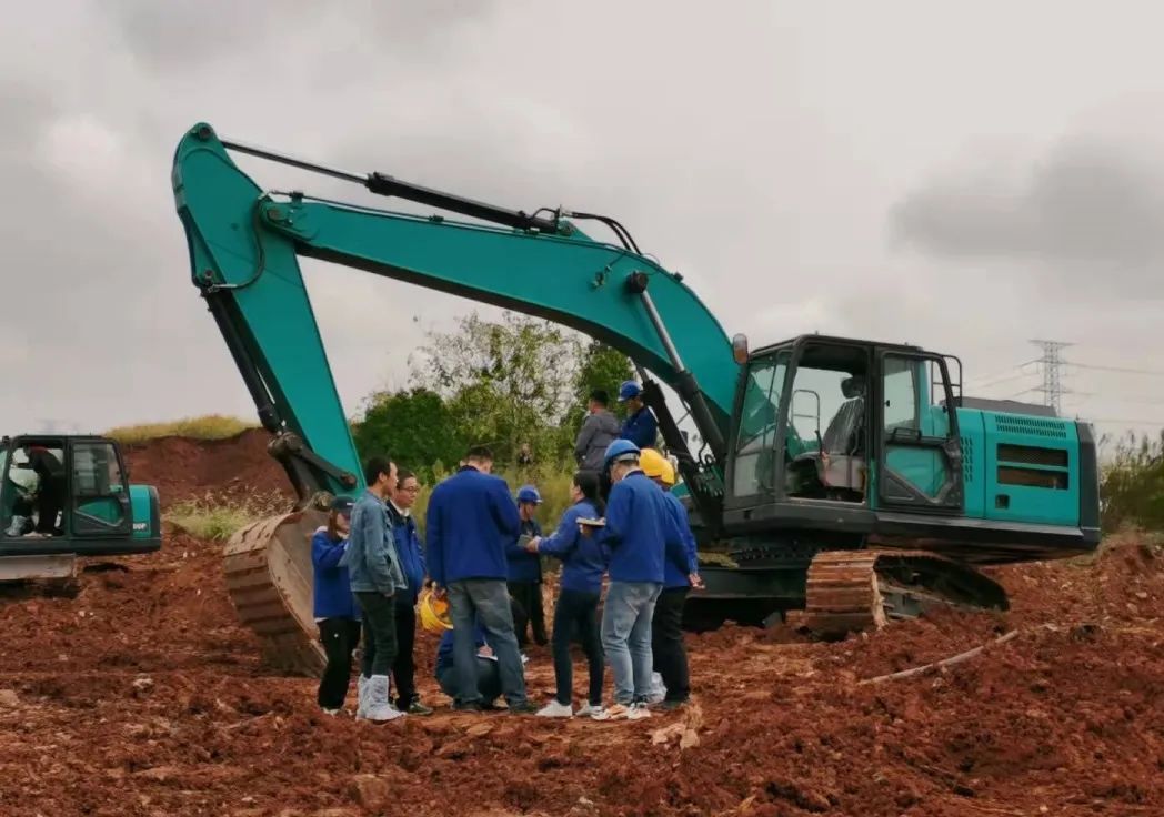 一路来“找茬”！10位“超等履历官”试驾bti体育智能最新“F系劣妆挖掘机