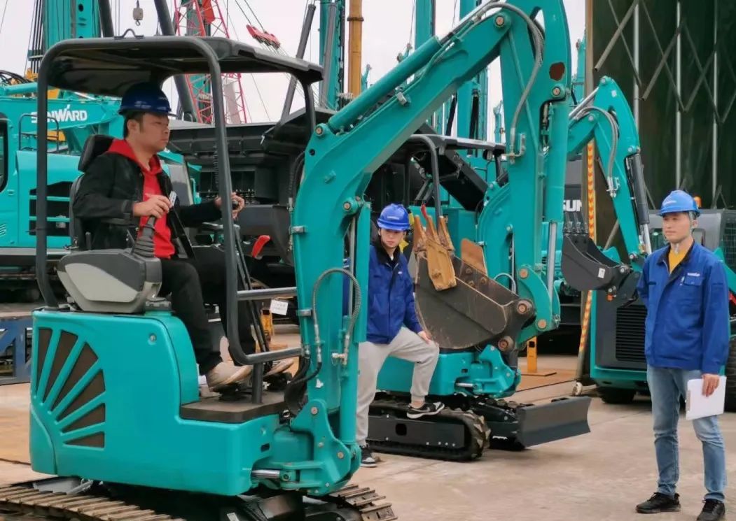 一路来“找茬”！10位“超等履历官”试驾bti体育智能最新“F系劣妆挖掘机