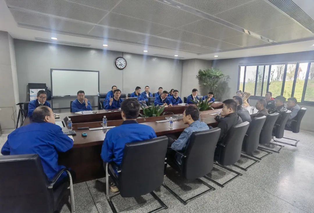 一路来“找茬”！10位“超等履历官”试驾bti体育智能最新“F系劣妆挖掘机