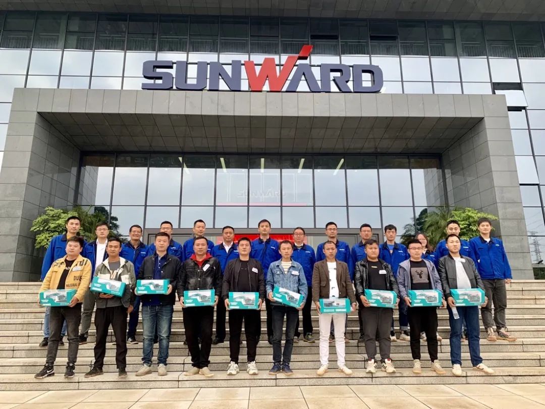 一路来“找茬”！10位“超等履历官”试驾bti体育智能最新“F系劣妆挖掘机