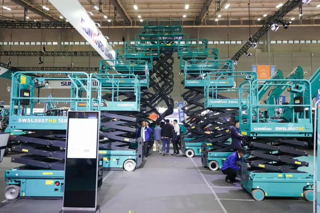 “bti体育绿”牵手“华为中国红”！bti体育智能高机设备集群助力华为团泊洼项目