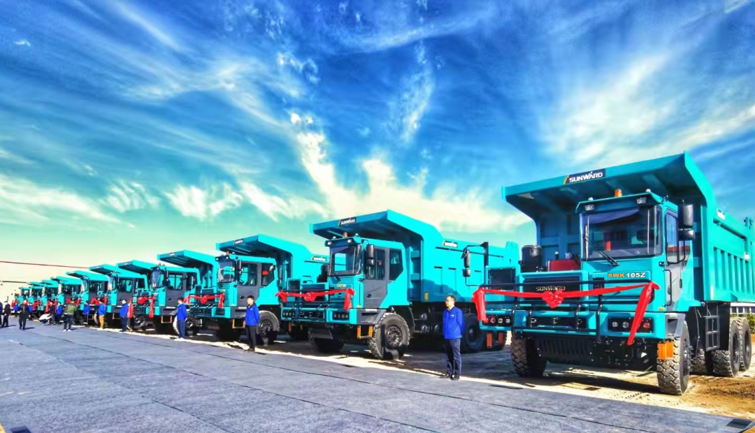 高配置、智能化……bti体育智能高端定造AT版105吨级宽体矿卡成功下线