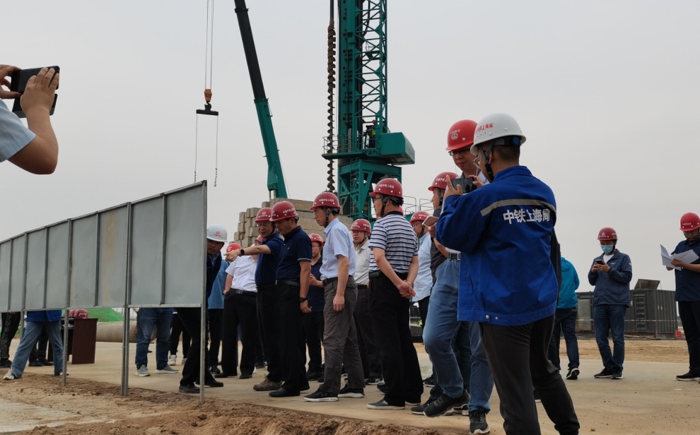 创下纪录！bti体育智能引孔式静力压桩机初次利用于高铁项目