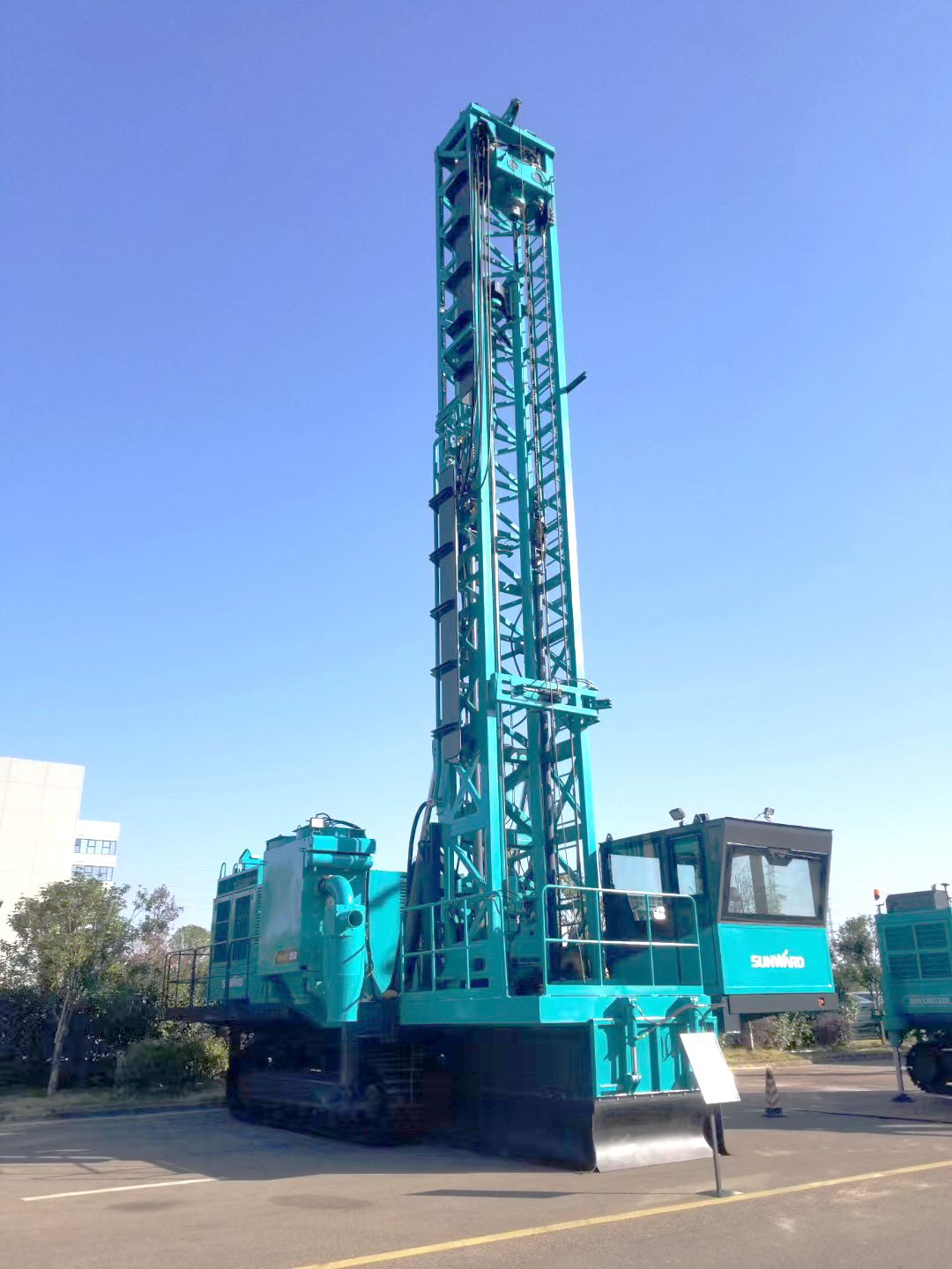 两种钻进模式+更大扭矩！bti体育智能自主研造的全液压牙轮钻机下线